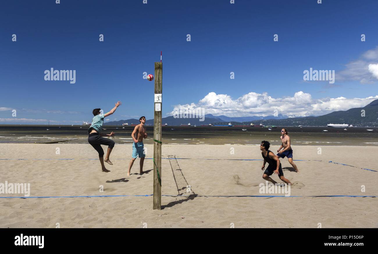 Sportliche Gruppe Junger Männer beim Beach-Volleyball, Kitsilano Beach in Vancouver, British Columbia Kanada Stockfoto