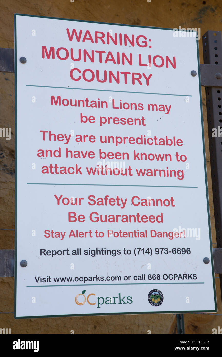 Mountain Lion Warnschild an einem Trailhead in Orange County, Kalifornien, USA Stockfoto