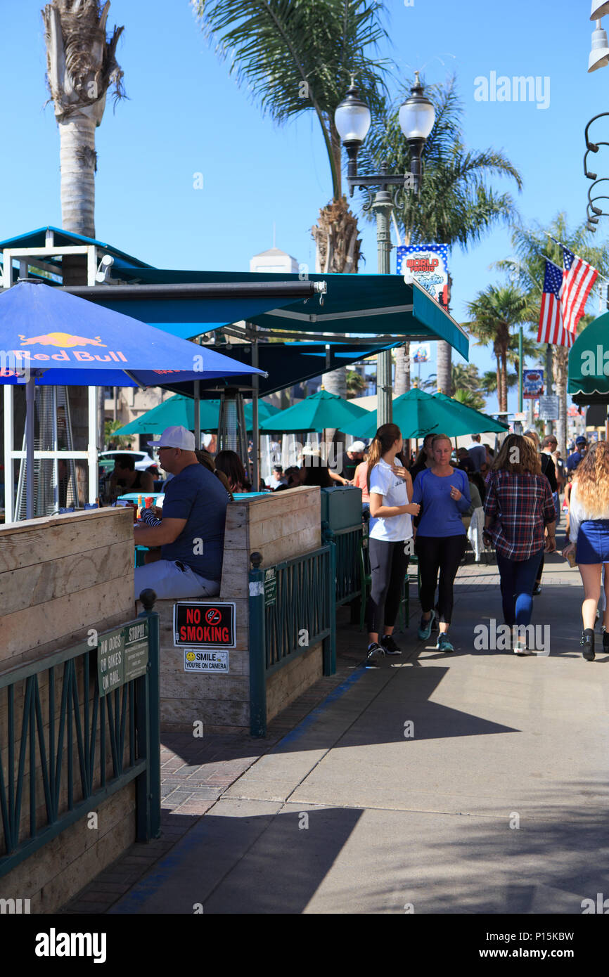 Restaurants und Essen im Freien auf der Main Street Huntington Beach Kalifornien USA Stockfoto
