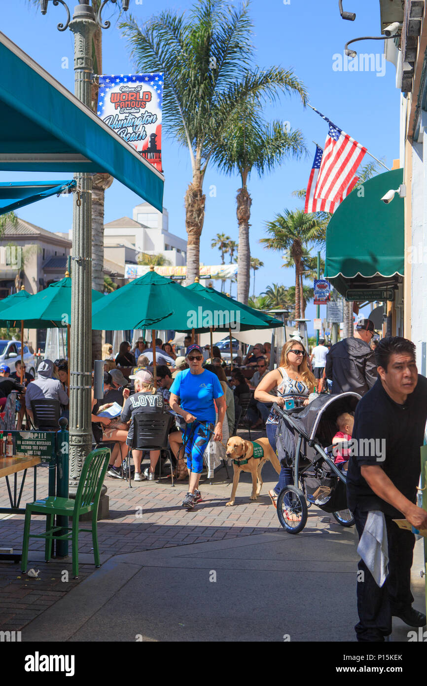 Restaurants und Essen im Freien auf der Main Street Huntington Beach Kalifornien USA Stockfoto
