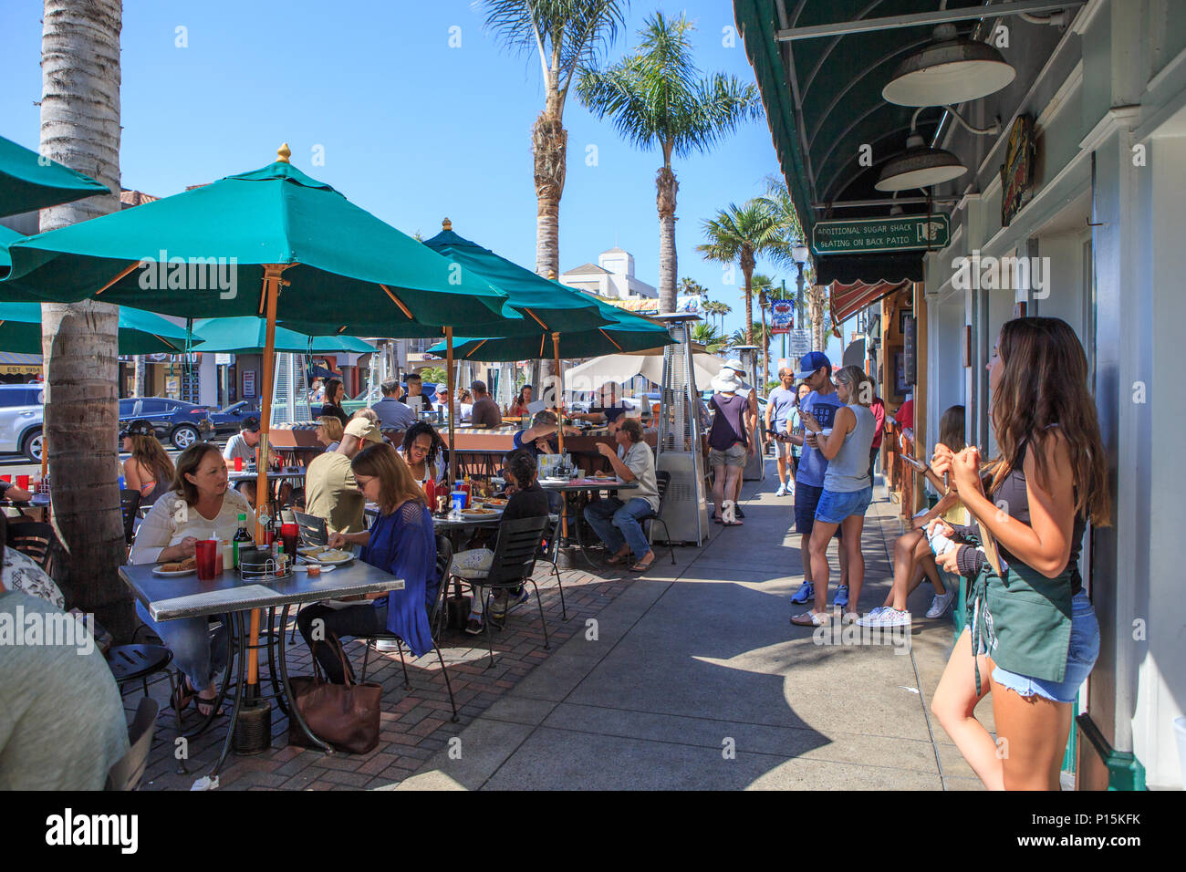 Restaurants und Essen im Freien auf der Main Street Huntington Beach Kalifornien USA Stockfoto