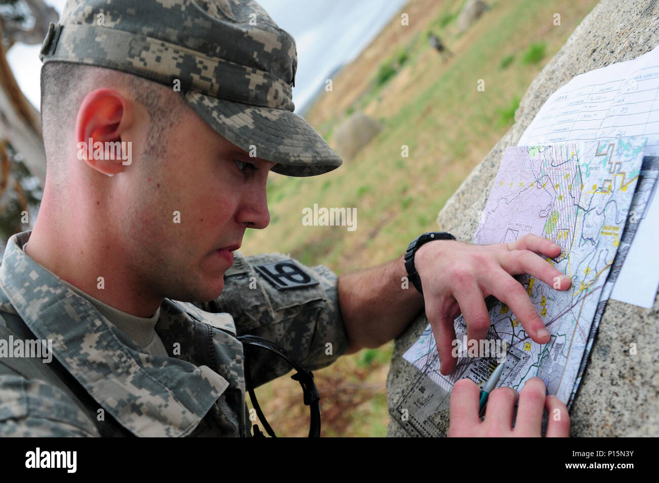 SPC. Justin Rafferty, Spezialist für Erdöl Versorgung mit der 910th Quartermaster Company, Plotten Punkte auf der Karte während der Navigation Kurs Land Teil der besten Krieger Wettbewerb veranstaltet von der 79. SSC in Camp Pendleton, Kalifornien, 6. Mai 2017.     Der US Army Reserve 79. Sustainment Support Command Gastgeber ihre 2017 besten Krieger Wettbewerbs in Camp Pendleton, Kalifornien, Mai 3-6. Die besten Krieger-Wettbewerb sucht die besten Kandidaten, der ein Soldat der US-Armee definiert durch Tests Soldaten körperlich und geistig. Der Wettbewerb bestand aus ein Soldat und eines der verkauften Stockfoto