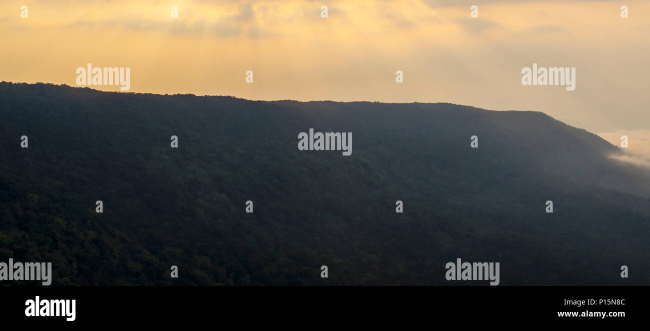 Panorama Ansicht Pha Deaw Dai Klippen der Khao Yai Nationalpark in Thailand Stockfoto