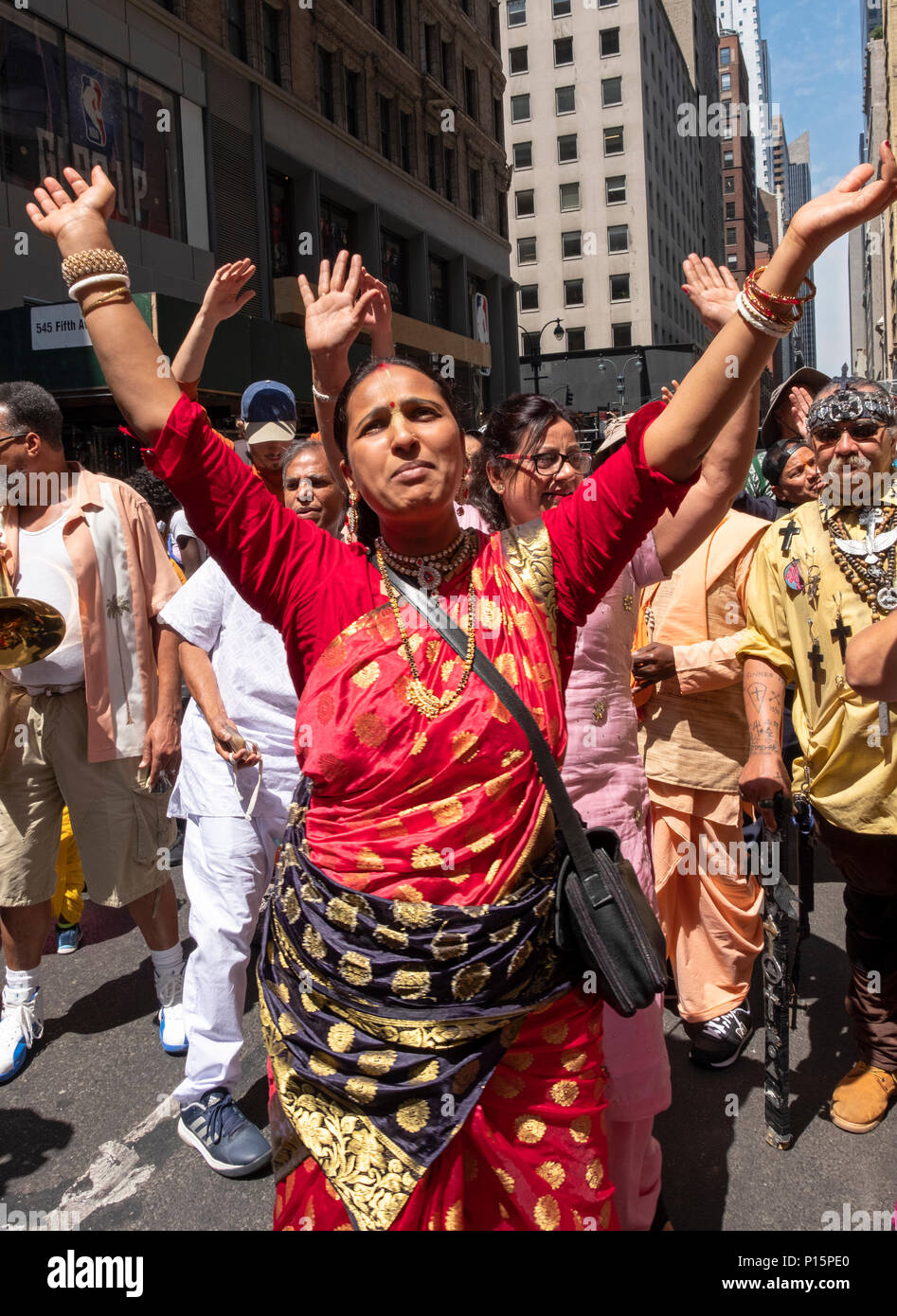 Marchers und Leute ziehen einen Wagen am Rathayatra Chariot Festival und Parade in Midtown Manhattan, New York City. Stockfoto