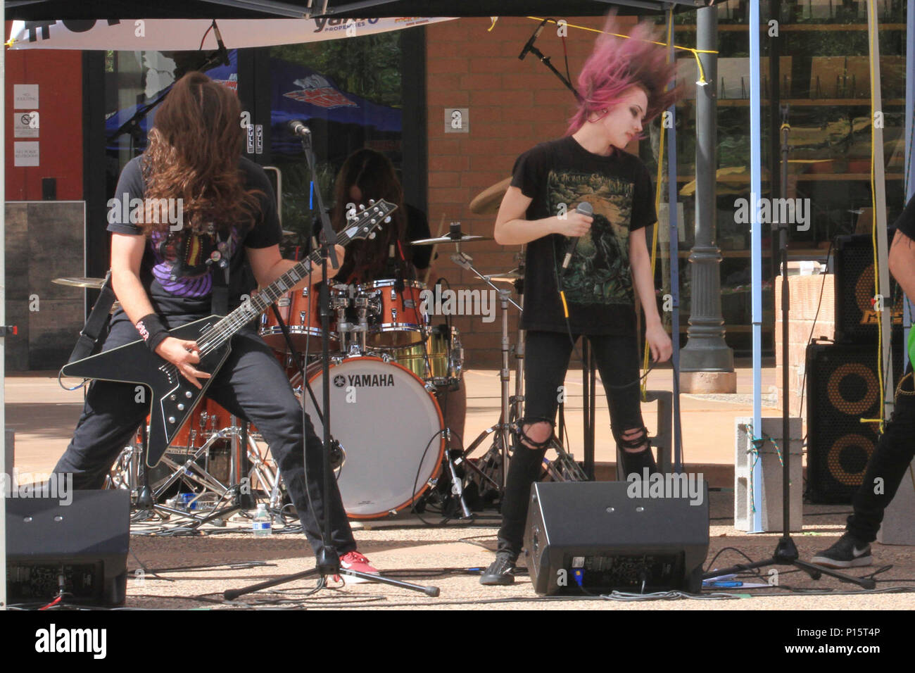 IronKill, eines der Bänder in Betrieb Rockstar 2017 Teilnahme an Hayden Square Amphitheater, spielt für ihre Fans und die Richter. Die USO und Rock 'N' Roll High School präsentiert eine Schlacht der Bands Wettbewerb weiterhin die Gemeinschaft Anleihen zwischen Arizona servicemembers und die Gemeinschaften, denen sie dienen zu stärken. Usa Arizona National Guard Stockfoto