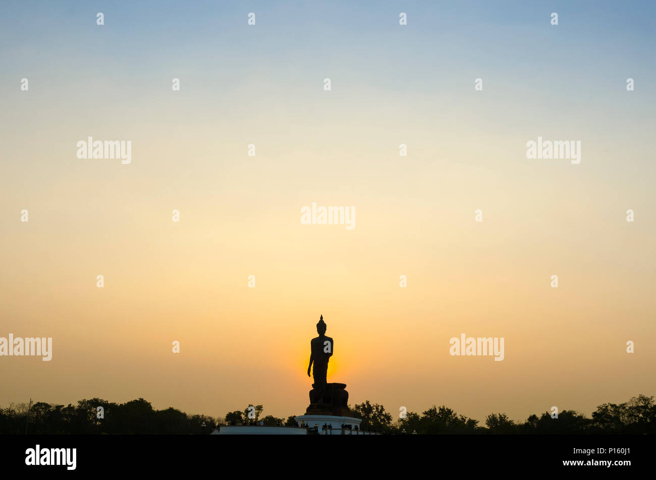 Sonnenuntergang an der buddhistischen Park im Stadtteil Phutthamonthon, Buddha Monthon. Nakhon Pathom Provinz von Thailand. Stockfoto