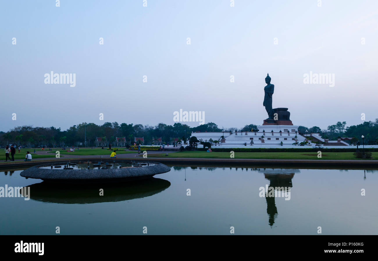 Sonnenuntergang an der buddhistischen Park im Stadtteil Phutthamonthon, Buddha Monthon. Nakhon Pathom Provinz von Thailand. Stockfoto