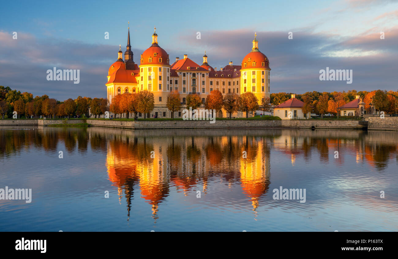 Schloss Moritzburg beleuchtet durch die untergehende Sonne im Herbst Stockfoto