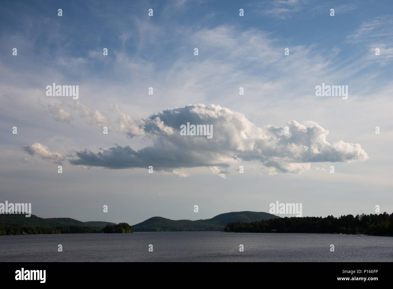 Cumulus und Zirruswolken in über See angenehm in den Adirondack Mountains bewegen, NY, USA Stockfoto
