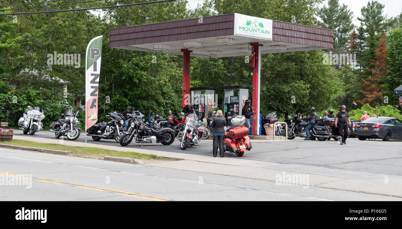 Eine große Gruppe von Motorrädern am Berg Markt Tankstelle in Spekulant, NY USA während der Americade Motorrad Rallye 2018 in den Adirondacks. Stockfoto