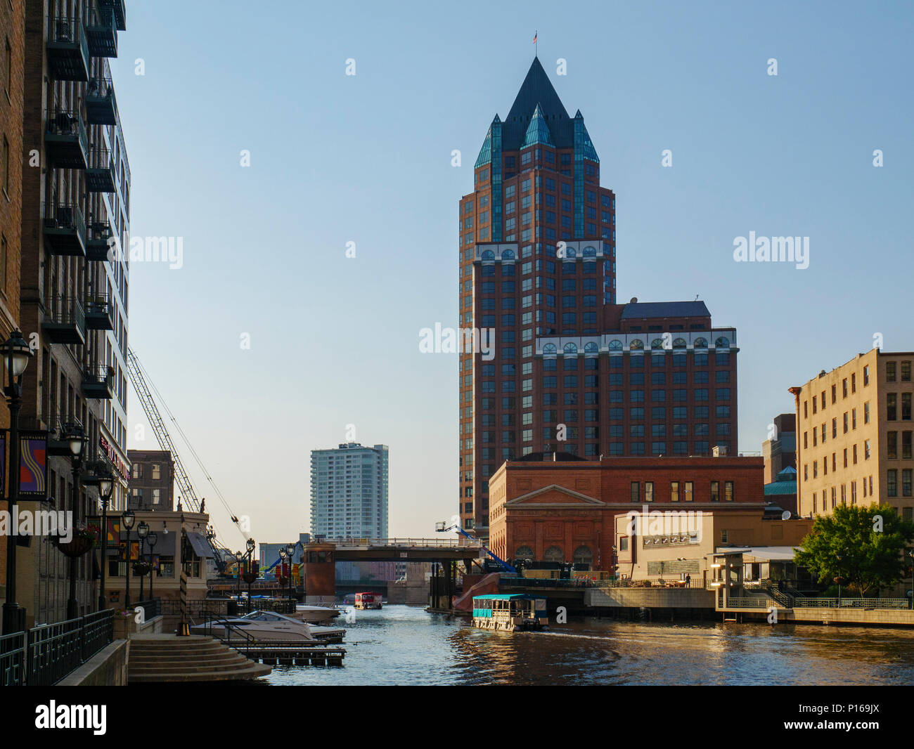 Milwaukee River und die Milwaukee Center Gebäude. Stockfoto