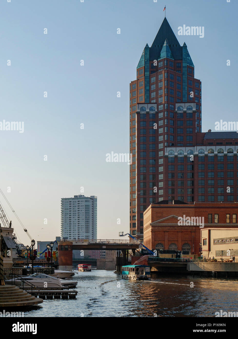 Milwaukee River und die Milwaukee Center Gebäude. Stockfoto