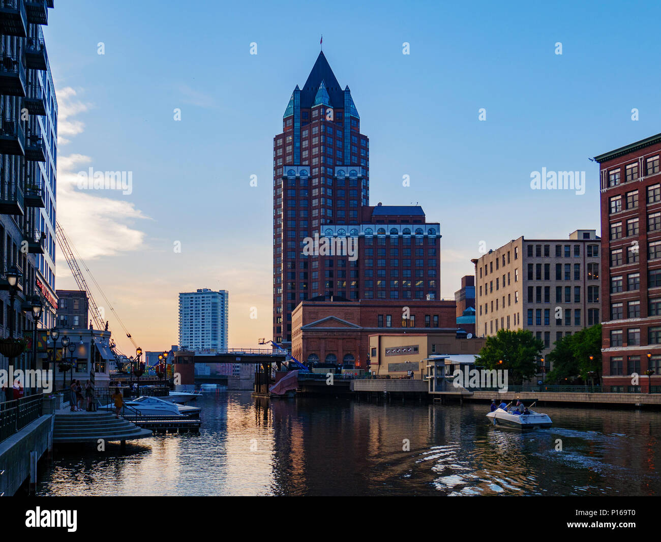 Milwaukee River und Gebäude, Milwaukee Center hohe Struktur im Hintergrund. Stockfoto