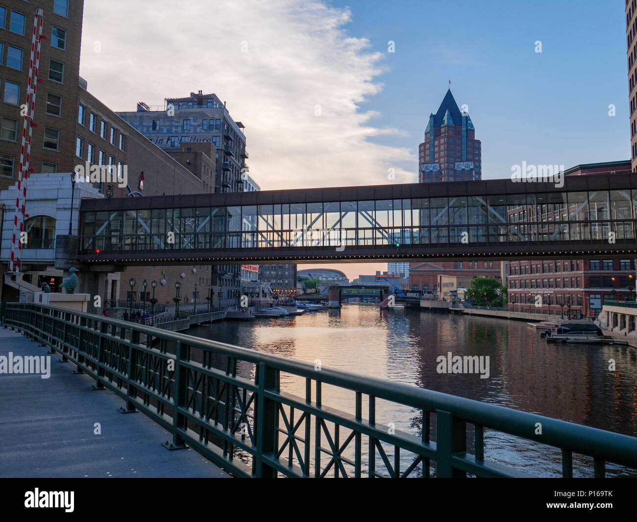 Milwaukee River und Brücken. Stockfoto