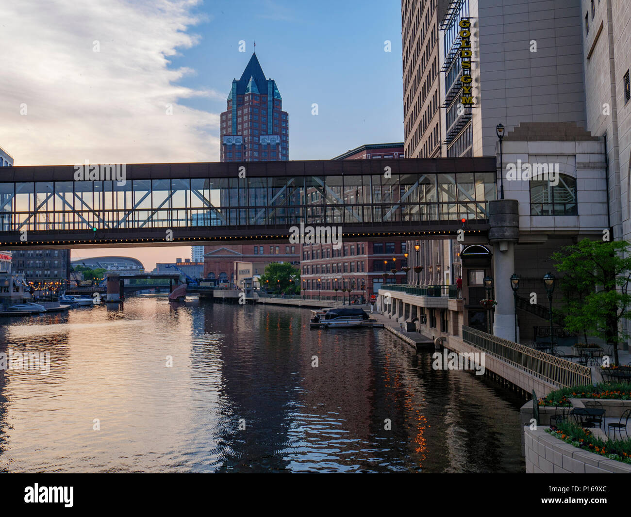 Milwaukee River und Brücken. Stockfoto