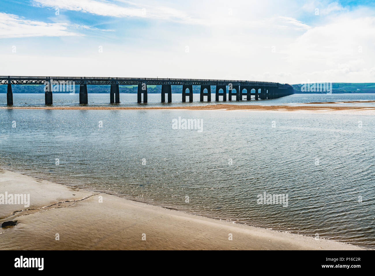 Panoramablick von der Tay Rail Bridge in Schottland. Eine Eisenbahn Brücke, die zwischen den Firth von Tay, zwischen der Stadt Dundee und Wormit. Stockfoto