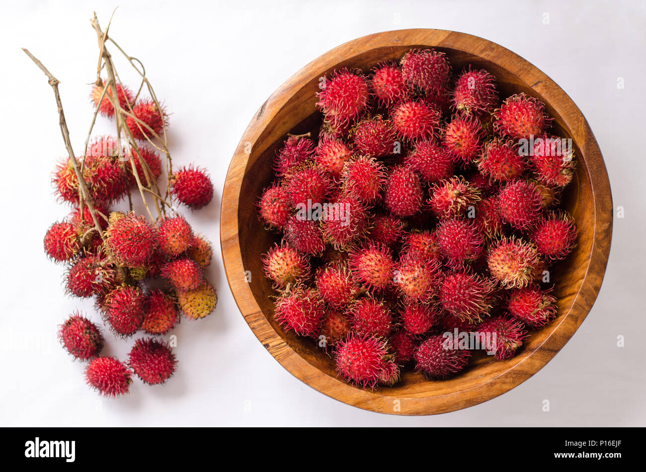 Schale mit roten Rambutan Stockfoto