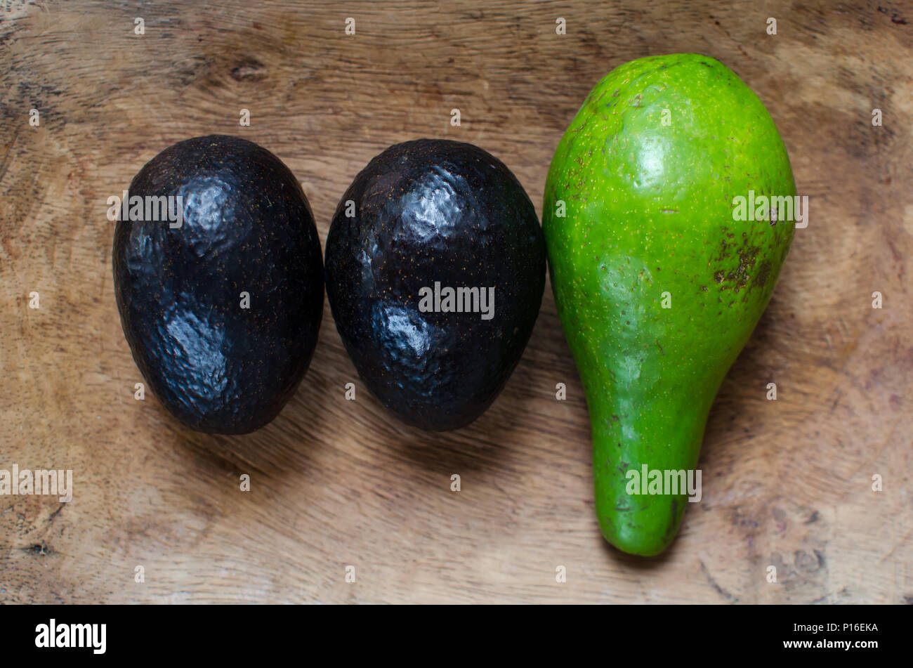 Reife Avocados auf einem Tisch Stockfoto