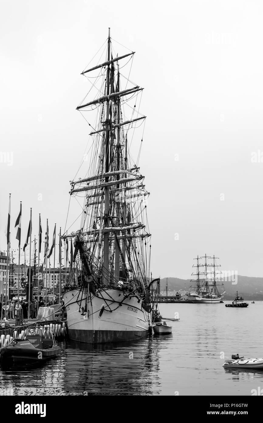 Tall Ships Race 2008. Bergen, Norwegen, August 2008. Picton Castle (Barke), auf der Linken, der russischen Raumstation Mir im Hintergrund Stockfoto