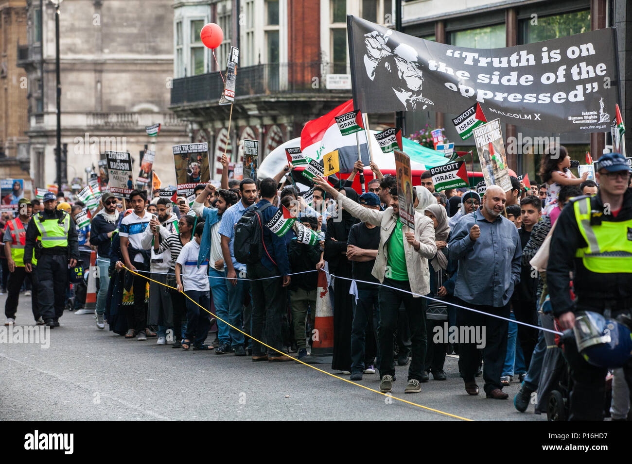 London, Großbritannien. 10 Juni, 2018. Hunderte Menschen beteiligen sich an der pro-palästinensischen Al Quds Tag März durch das Zentrum von London von der Islamischen Menschenrechtskommission organisiert. Eine internationale Veranstaltung, Es begann 1979 im Iran. Quds ist der arabische Name für Jerusalem. Credit: Mark Kerrison/Alamy leben Nachrichten Stockfoto