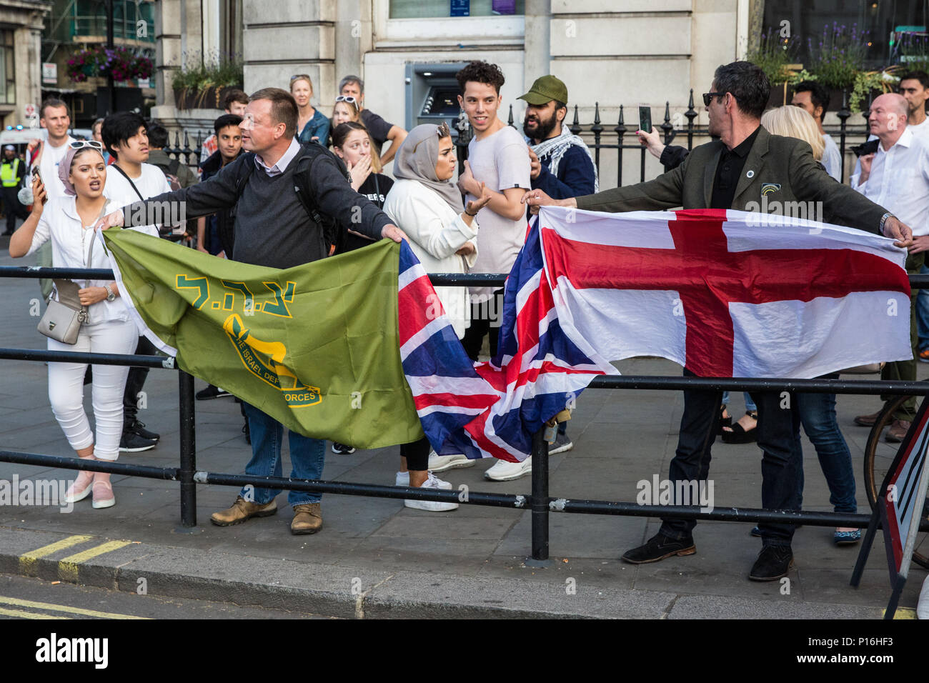 London, Großbritannien. 10 Juni, 2018. Rechten Demonstranten stehen mit Fahnen, darunter ein Israel Defence Forces Flagge als der pro-palästinensischen Al Quds Tag März Ansätze. Organisiert von der Islamischen Menschenrechtskommission in London, ist eine internationale Veranstaltung, die im Iran im Jahr 1979 begann. Quds ist der arabische Name für Jerusalem. Credit: Mark Kerrison/Alamy leben Nachrichten Stockfoto