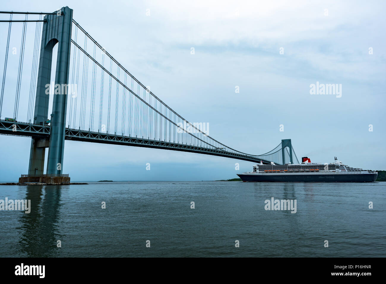 Brooklyn, New York, USA - 10. Juni 2018: RMS Queen Mary 2 unter der Verrazano-Narrows Brücke auf dem Weg nach Southampton, Großbritannien, zu ihrem 301. transatlantische Reise. Quelle: Stefan K/Alamy leben Nachrichten Stockfoto