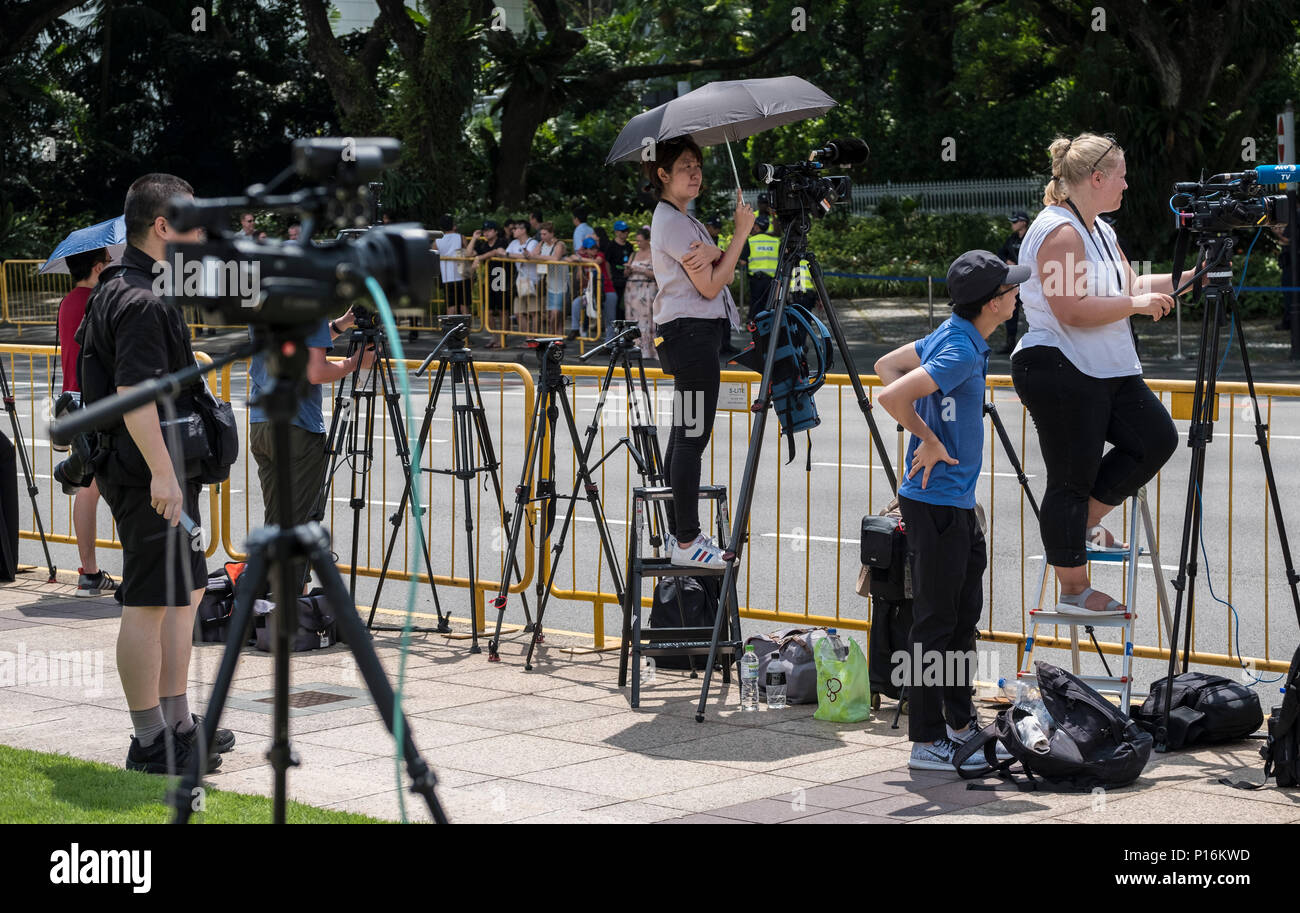 11 Juni 2018, Singapur: internationale Journalisten warten auf das Auto Konvoi der US-Präsident Trumpf aus dem Präsidentenpalast nach seinem Treffen mit Premierminister Singapurs Minister. US-Präsident Trump und Nordkoreas Staatschef Kim wird an der Capella Hotel in Singapur treffen am 12. Juni 2018 nach White House. Foto: Matthew Aslett/dpa Stockfoto