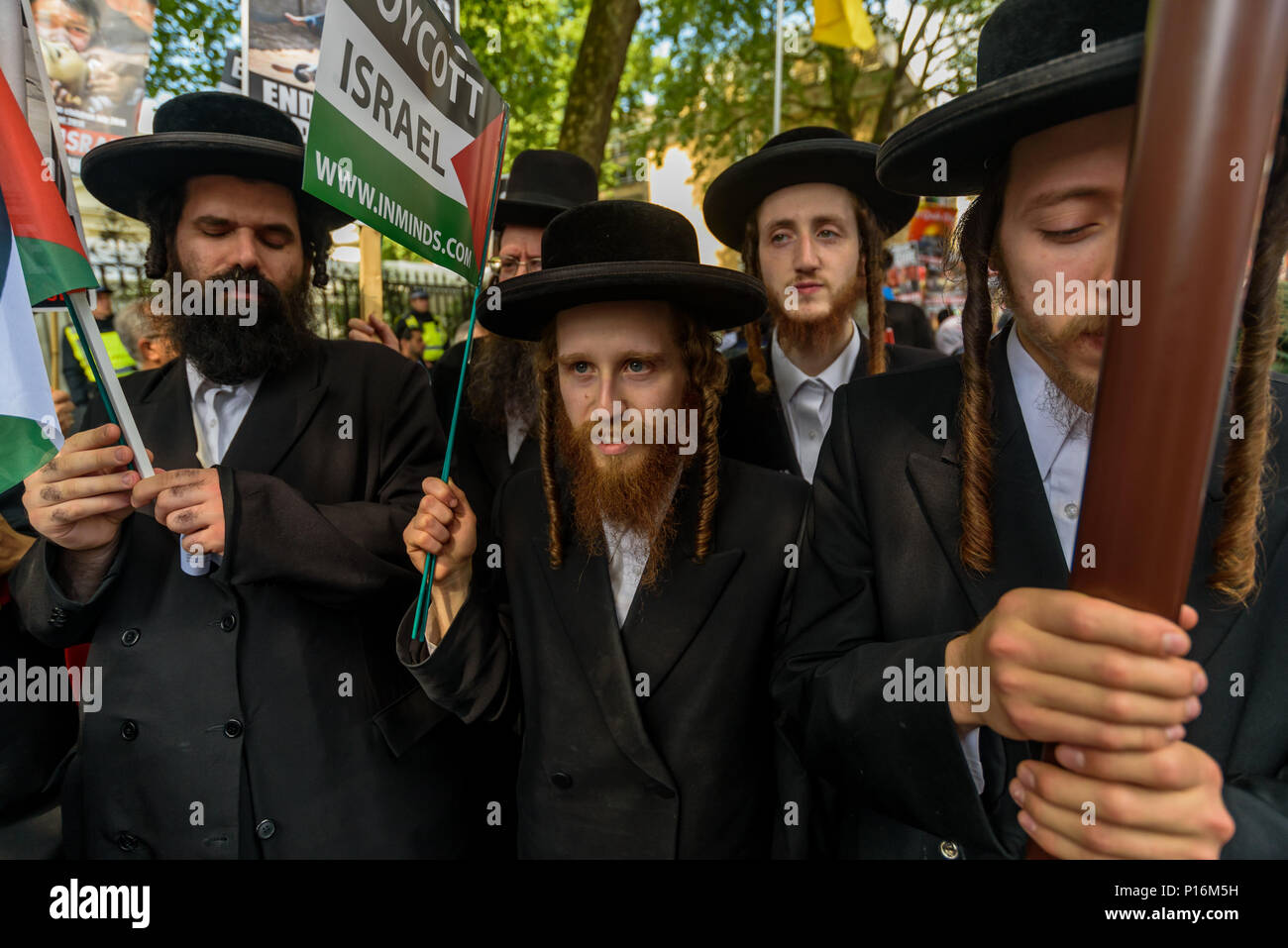 Juni 10, 2018, London, UK. 10. Juni 2018. Neturei Karta ultra-orthodoxen anti-zionistischen Juden bei der Kundgebung vor der saudi-arabischen Botschaft in Unterstützung des unterdrückten Volkes von Palästina und anderen rund um die Welt. Die Veranstaltung, die von der Gerechtigkeit für Palästina Komitee organisiert, wird von der Islamischen Menschenrechtskommission und eine breite Palette von pro-palästinensischen Organisationen, und wurde von den zionistischen Föderation und einige rechtsgerichtete Hooligans, die Angriffe auf die friedliche Veranstaltung, die von einem grossen Polizeiaufgebot im Bereich angehalten waren dagegen unterstützt. In vielen Ländern gefeiert, dem Tag, der durch Stockfoto