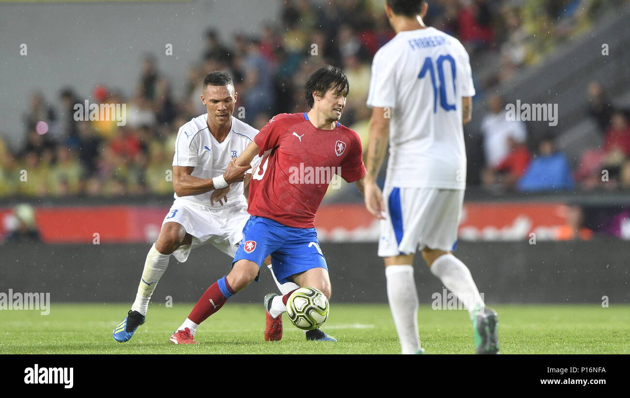 L-R Kieran Gibbs von Wolrld Team, Tomas Rosicky der tschechischen Mannschaft und Cesc Fabregas von TR 10 World Team in Aktion während des Spiels. Der ehemalige Kapitän der Tschechischen Nationalmannschaft Tomas Rosicky definitiv seine Karriere im Alter von 37 Jahren in einem Abschied Match trotz einer treibenden Wolkenbruch, der heute seinen Start verschoben, am Samstag, dem 9. Juni 2018 gespielt. Die tschechische Mannschaft, in der er spielte, besiegte das Team der Welt", aus seinem ehemaligen Mitspieler von Borussia Dortmund und dem FC Arsenal London, 5-2. Das endgültige Ziel wurde von Rosicky erzielte vier Jahre alten Sohn Tomas. Wetter erschwerte die Fa Stockfoto