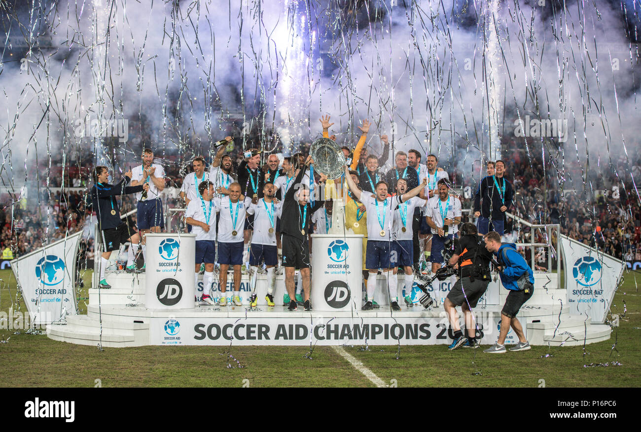 Manchester, England. 10. Juni, 2018. Die England X1 Team feiern nach dem Gewinn der Fußball-Aid Charity Football 2018 Spiel im Old Trafford. Soccer Aid ist ein Charity Fußballspiel zwischen einem England X1 und eine Welt X1. Jedes Team der A-Liste Berühmtheiten und sportliche Legenden sind Spenden für UNICEF. © Andy Gutteridge/Bild und Veranstaltungen/Alamy leben Nachrichten Stockfoto