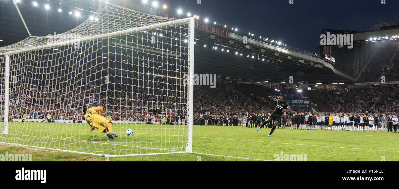 Manchester, England. 10. Juni, 2018. Usain Bolt seine Strafe zählen während der Fußball Hilfe charity Fußballspiel zwischen einem England X1 und eine Welt X1. Jedes Team der A-Liste Berühmtheiten und sportliche Legenden sind Spenden für UNICEF. © Andy Gutteridge/Bild und Veranstaltungen/Alamy leben Nachrichten Stockfoto