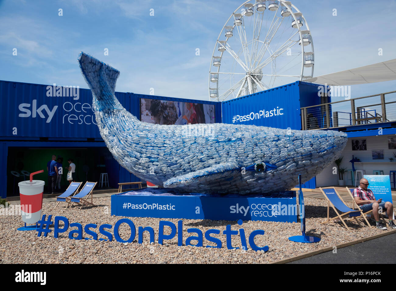 Bucht von Cardiff, Cardiff, Wales, UK. 10. Juni 2018 Volvo Ocean Race, der Himmel Ocean Rescue Anzeige im Race Village Sensibilisierung auf Kunststoff Abgase über eine Skulptur von einem Wal aus der Menge an Kunststoff, die in den Ozean endet jede zweite. Credit: Phillip Thomas/Alamy Live News Credit: Phillip Thomas/Alamy leben Nachrichten Stockfoto