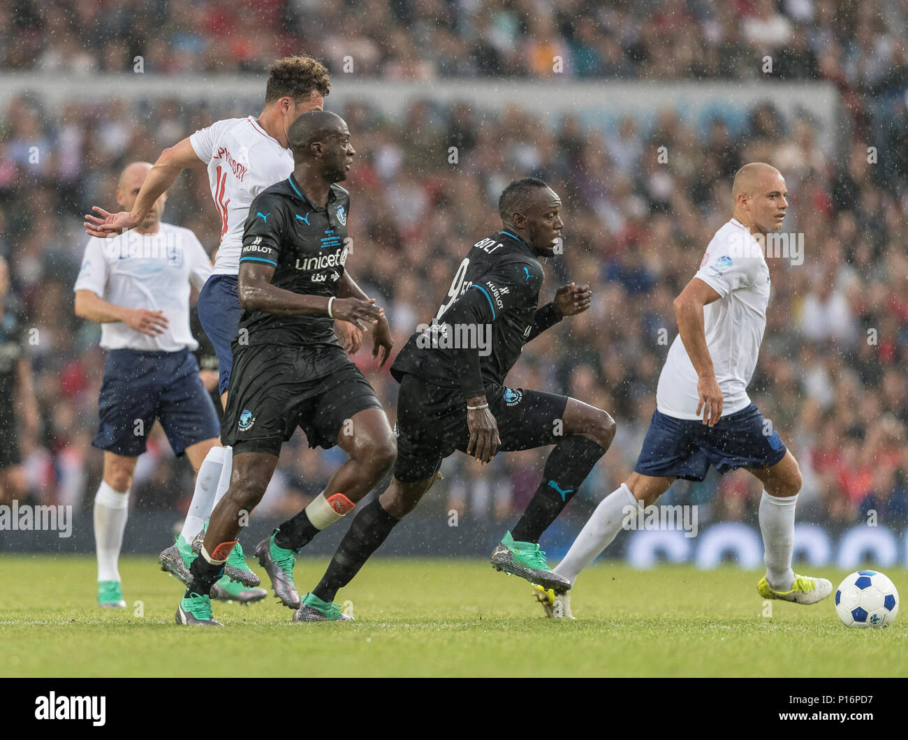 Manchester, England. 10. Juni, 2018. Oisin Schraube kommt weg mit der Kugel von Wes Brown und Yaya Toure während der Fußball Hilfe charity Fußballspiel zwischen einem England X1 und eine Welt X1. Jedes Team der A-Liste Berühmtheiten und sportliche Legenden sind Spenden für UNICEF. © Andy Gutteridge/Bild und Veranstaltungen/Alamy leben Nachrichten Stockfoto
