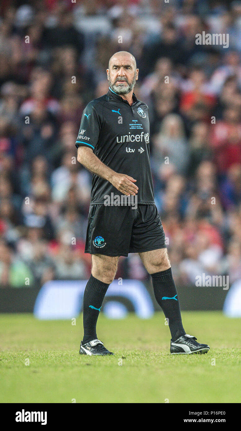 Manchester, England. 10. Juni, 2018. Eric Cantona kehrt in Old Trafford während der Fußball Hilfe charity Fußballspiel zwischen einem England X1 und eine Welt X1. Jedes Team der A-Liste Berühmtheiten und sportliche Legenden sind Spenden für UNICEF. © Andy Gutteridge/Bild und Veranstaltungen/Alamy leben Nachrichten Stockfoto