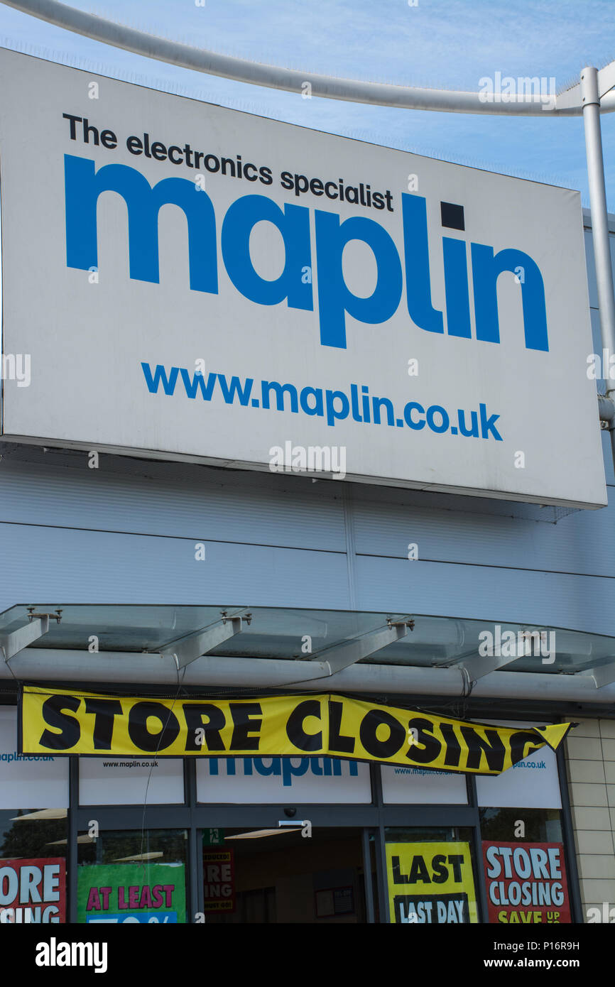 Farnborough, Hampshire, Großbritannien. Juni 2018. Heute ist der letzte Handelstag für den Elektronikhändler Maplins in der Stadt. Der Laden ist einer von vielen Einzelhändlern, die in den letzten Monaten stark von den Veränderungen der Einkaufsgewohnheiten betroffen sind. Stockfoto