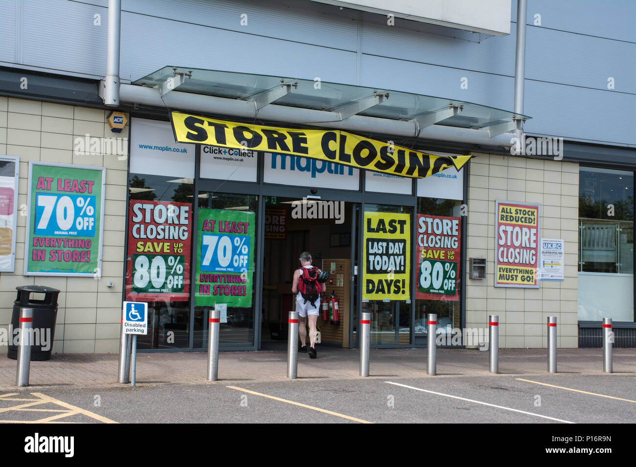 Farnborough, Hampshire, Großbritannien. Juni 2018. Heute ist der letzte Handelstag für den Elektronikhändler Maplins in der Stadt. Der Laden ist einer von vielen Einzelhändlern, die in den letzten Monaten stark von den Veränderungen der Einkaufsgewohnheiten betroffen sind. Stockfoto
