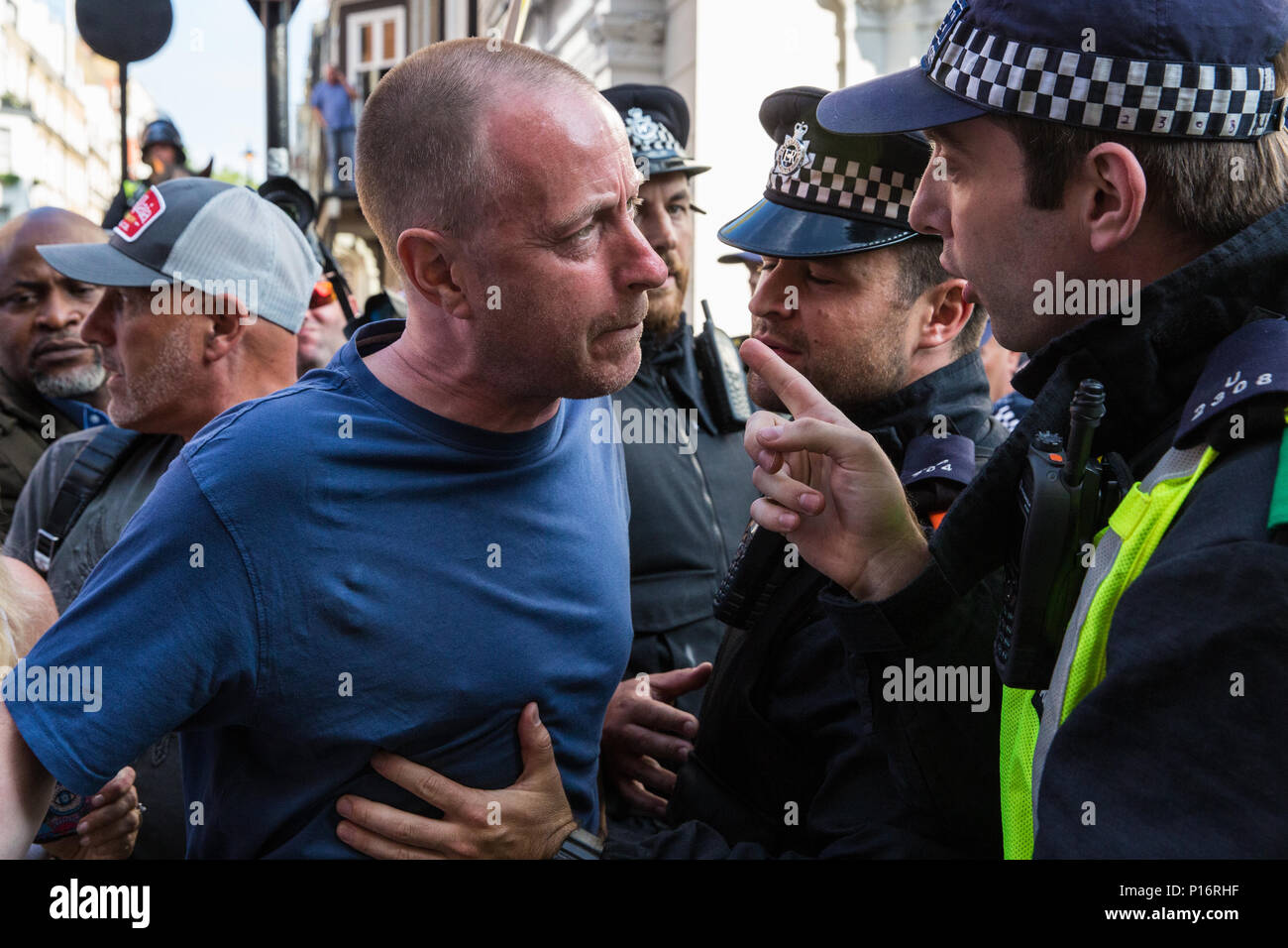 London, Großbritannien. 10 Juni, 2018. Polizisten kontrollieren einen pro-israelischen Aktivisten, die versuchen, die pro-palästinensischen Al Quds Tag März durch das Zentrum von London von der Islamischen Menschenrechtskommission organisierte zu blockieren. Eine internationale Veranstaltung, Es begann 1979 im Iran. Quds ist der arabische Name für Jerusalem. Credit: Mark Kerrison/Alamy leben Nachrichten Stockfoto