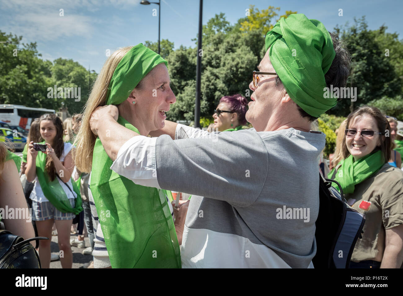 London, Großbritannien. 10. Juni 2018. Tausende von Frauen melden Sie Prozessionen 2018. Dressing in die grünen, weißen und Lila tri-Farbschema der Suffragette Frauen Soziale und Politische Union, Sie marschierten von Hyde Park, um den Parliament Square, 100 Jahre seit der Vertretung der Menschen handeln, das die britischen Frauen gaben das Wahlrecht für ein öffentliches Amt in Großbritannien. Credit: Guy Corbishley/Alamy leben Nachrichten Stockfoto