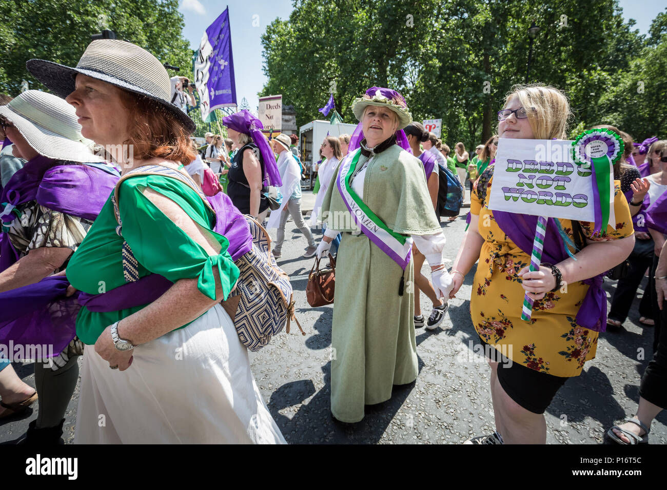 London, Großbritannien. 10. Juni 2018. Tausende von Frauen melden Sie Prozessionen 2018. Dressing in die grünen, weißen und Lila tri-Farbschema der Suffragette Frauen Soziale und Politische Union, Sie marschierten von Hyde Park, um den Parliament Square, 100 Jahre seit der Vertretung der Menschen handeln, das die britischen Frauen gaben das Wahlrecht für ein öffentliches Amt in Großbritannien. Credit: Guy Corbishley/Alamy leben Nachrichten Stockfoto