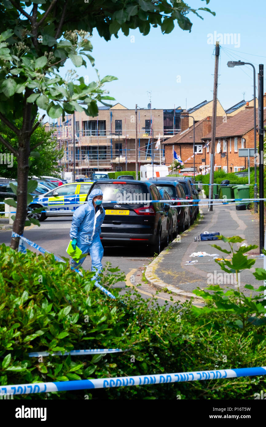 London, England. 11. Juni 2018. Der Morgen, nachdem ein anderer Jugendlicher in London erstochen wird, eine forensische Offizier den Tatort nach Hinweisen in einem Raum durchgeführt werden, die von der Polizei abgesperrt. Dieser stechende, geschah nur kurze Zeit nach dem Mann ein paar Meilen entfernt in Northolt erstochen wurde. © Tim Ring/Alamy leben Nachrichten Stockfoto