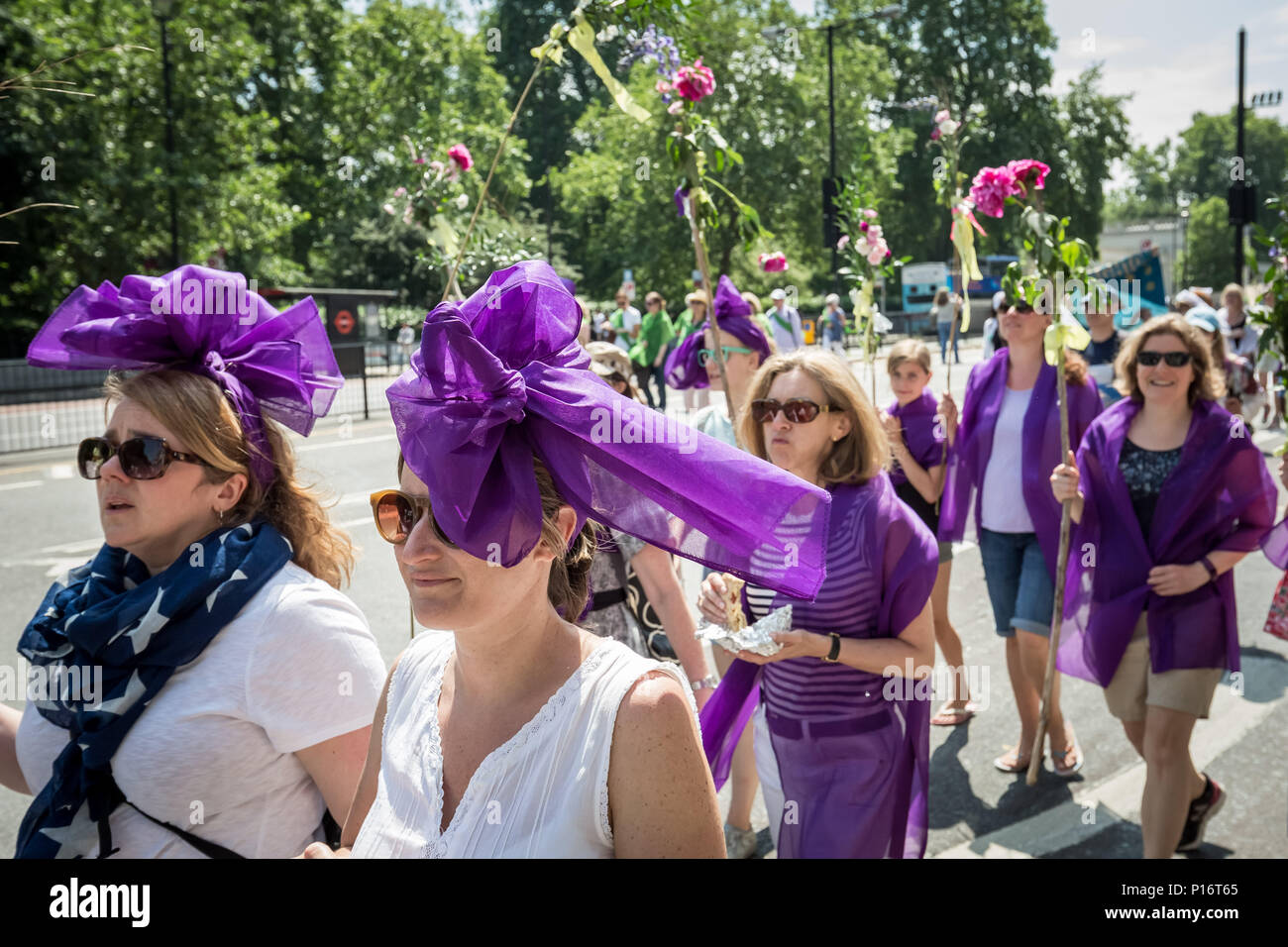 London, Großbritannien. 10. Juni 2018. Tausende von Frauen melden Sie Prozessionen 2018. Dressing in die grünen, weißen und Lila tri-Farbschema der Suffragette Frauen Soziale und Politische Union, Sie marschierten von Hyde Park, um den Parliament Square, 100 Jahre seit der Vertretung der Menschen handeln, das die britischen Frauen gaben das Wahlrecht für ein öffentliches Amt in Großbritannien. Credit: Guy Corbishley/Alamy leben Nachrichten Stockfoto