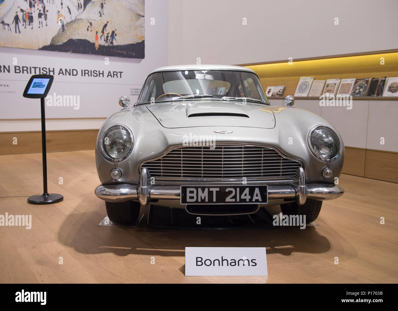 Bonhams, New Bond Street, London, UK. 11 Juni, 2018. Bonhams Anzeige die 1965 Aston Martin DB 5 von James Bond (Pierce Brosnan) in der 1965 motion picture "GoldenEye". Es wird für den Verkauf auf dem Festival von Geschwindigkeit Verkauf angeboten werden, die geschätzte 1,200,000-1 £ 600.000. Credit: Malcolm Park/Alamy Leben Nachrichten. Stockfoto