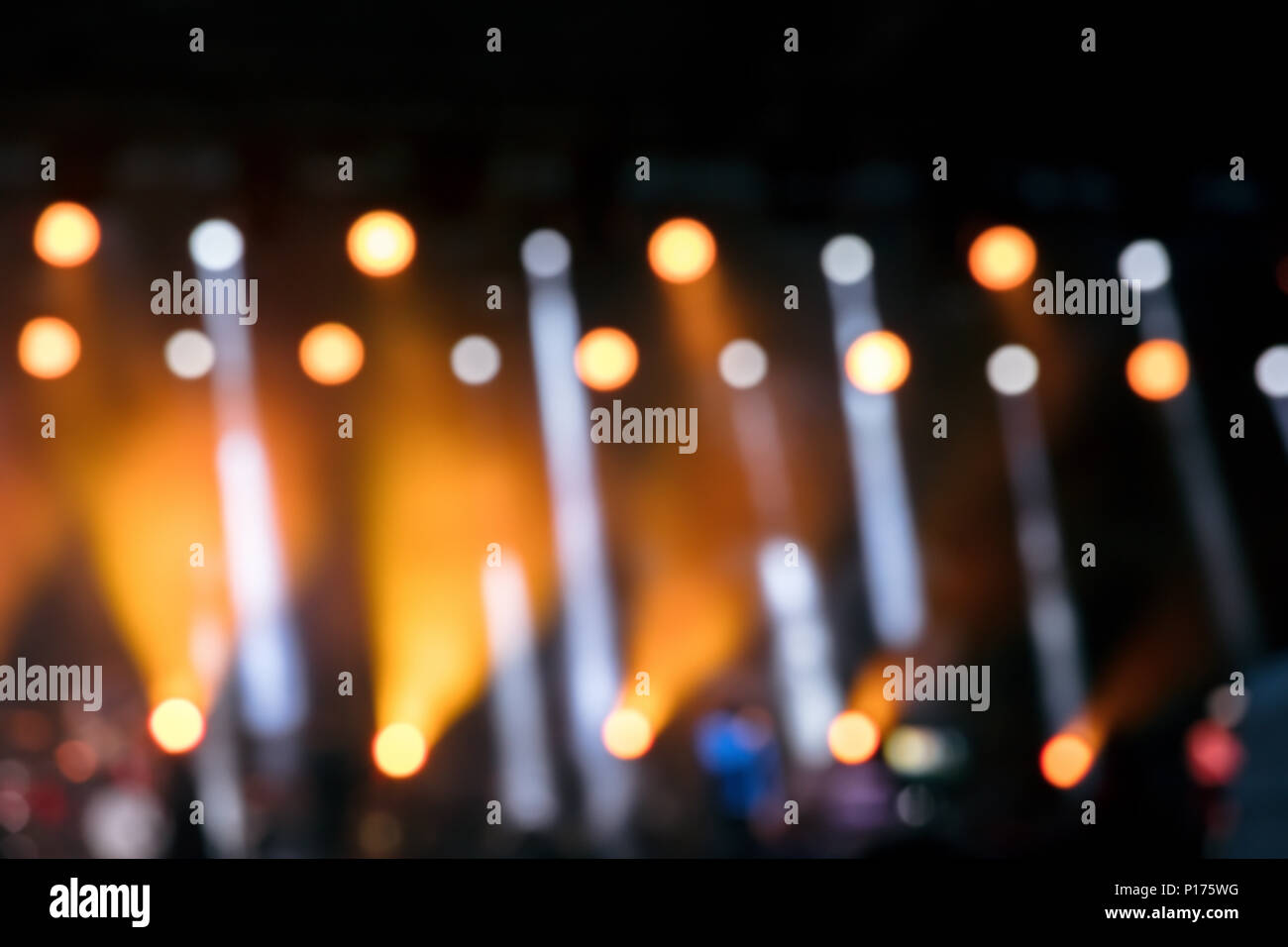 Unscharfer Blick auf der Bühne leuchtet während des Konzert. Defokussierten Beleuchtung Stockfoto