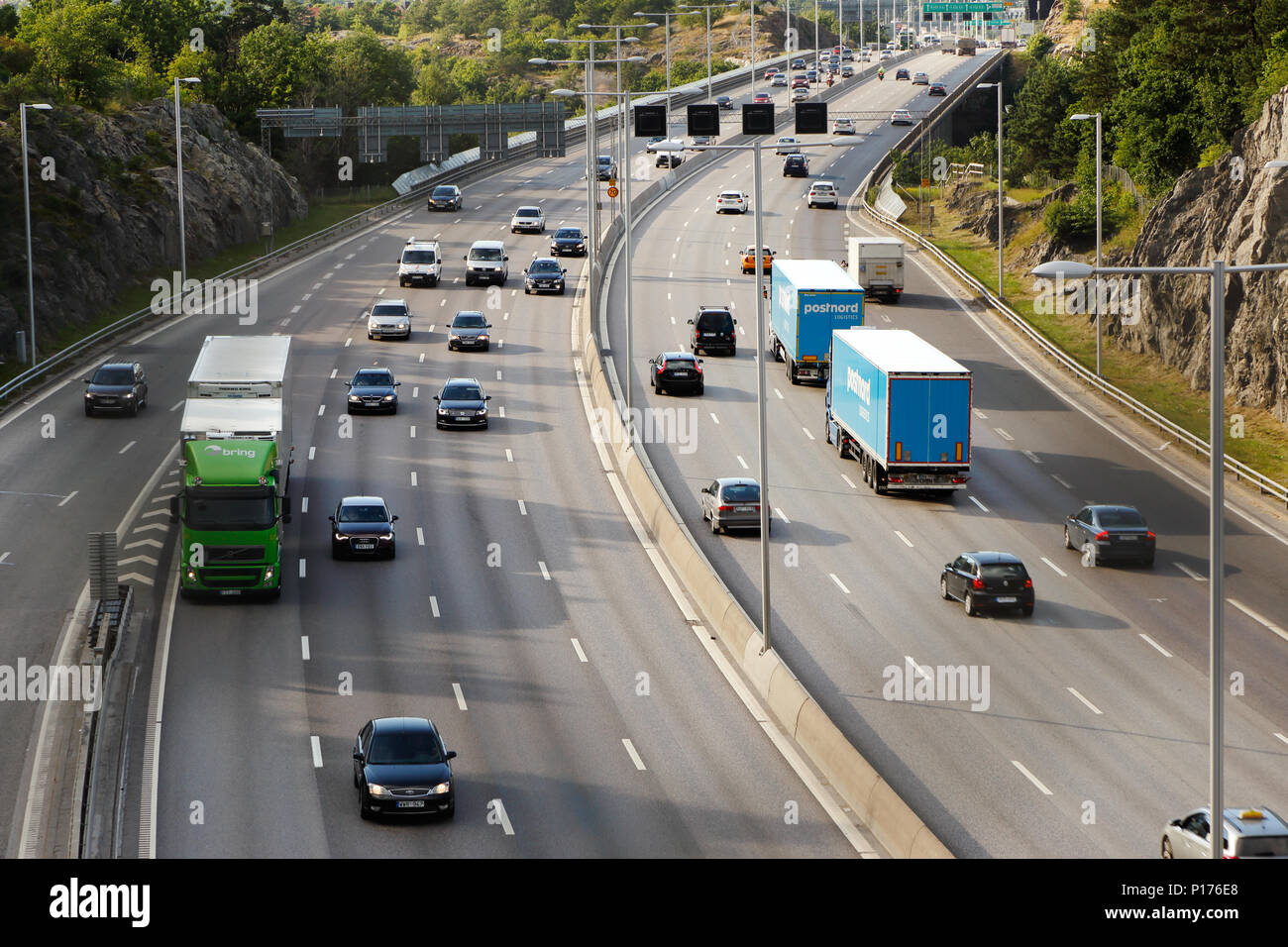 Stockholm, Schweden - 8. Juli 2016: Hohe Engel Blick auf den Freeway Essingleden Hosting die Straßen E4 und E20 an Nyboda Blick nach Norden. Stockfoto