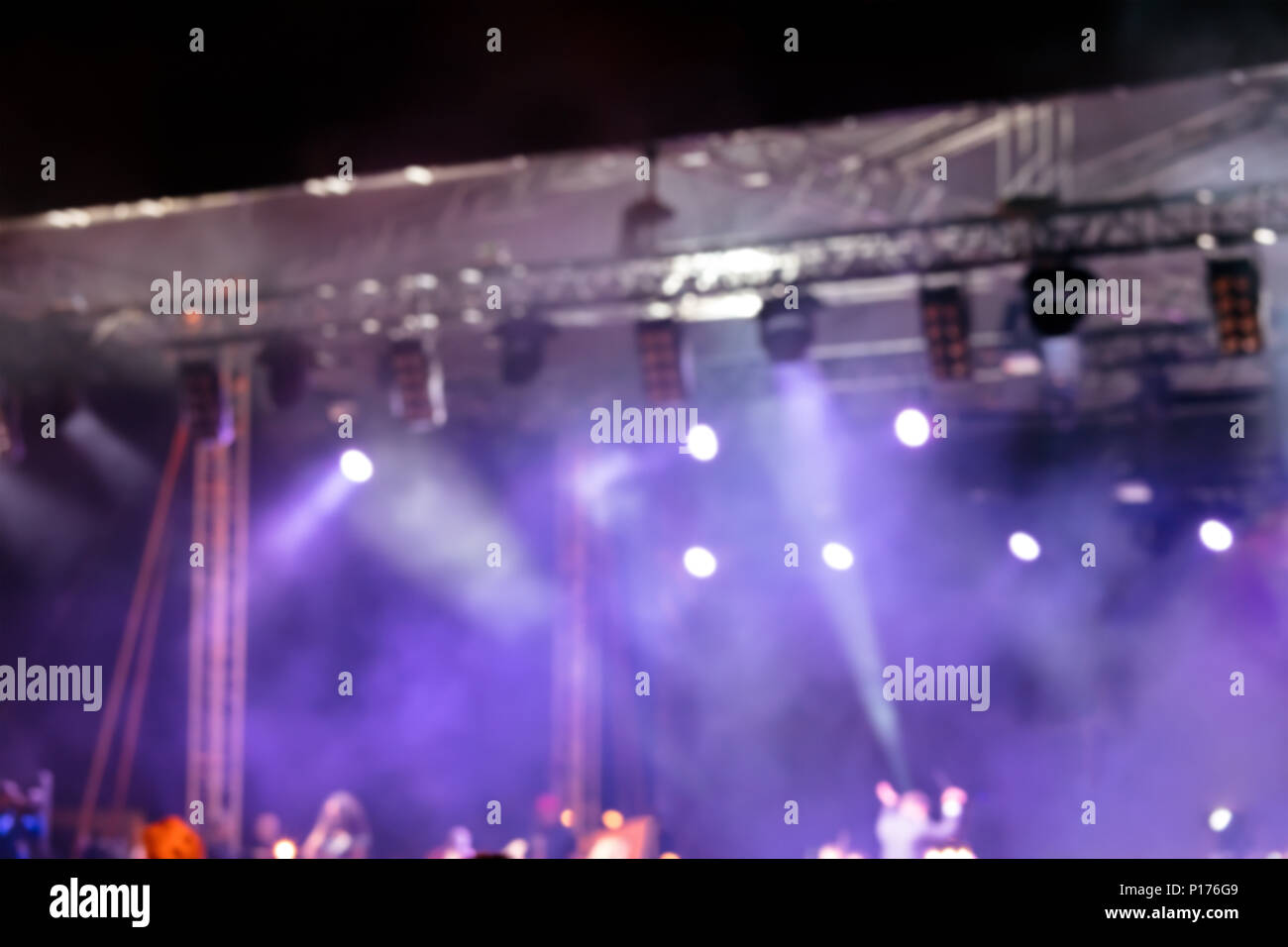 Defokussiertem Hintergrund Bild mit unscharfen Bühne leuchtet bei Konzert Stockfoto