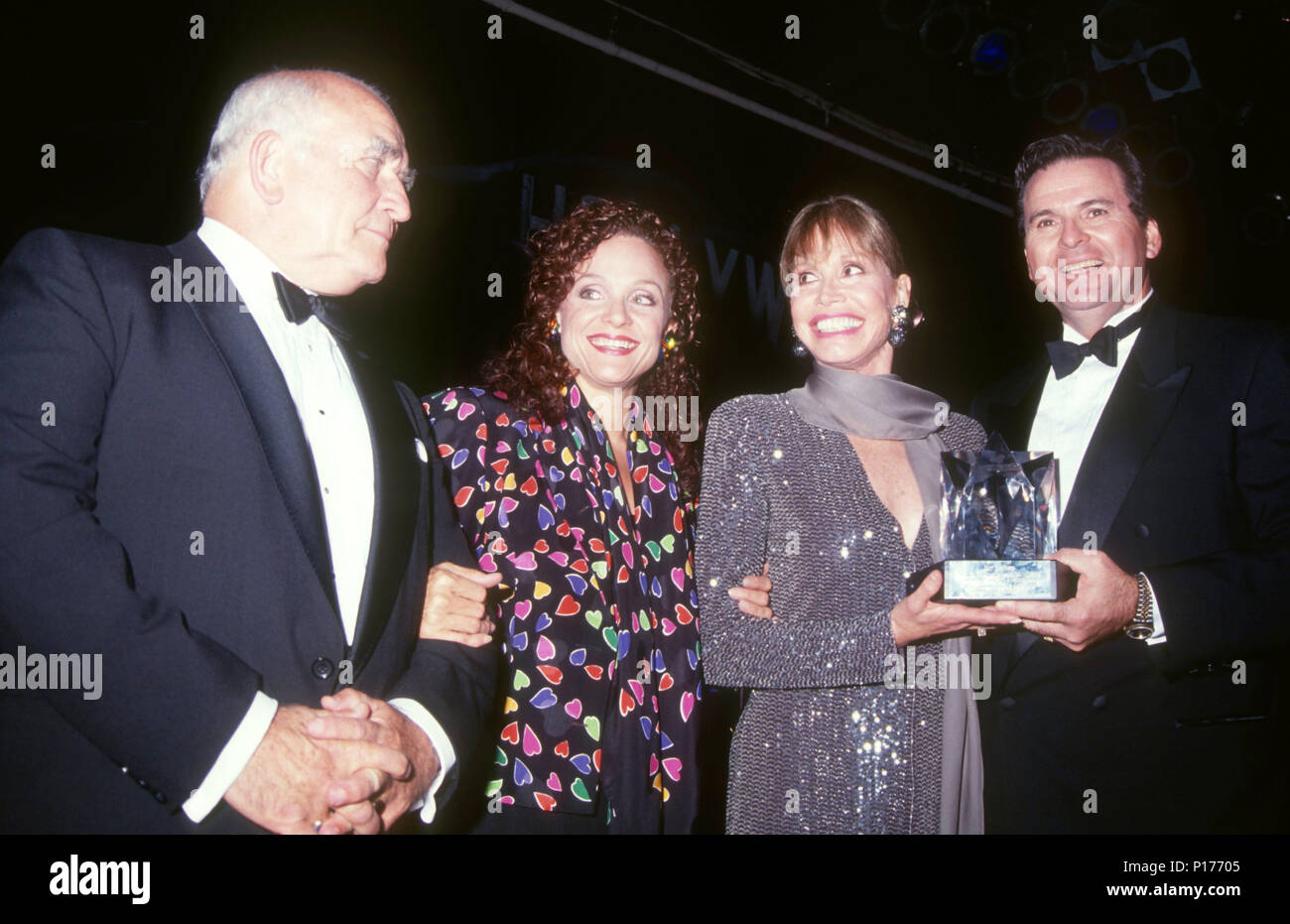 BEVERLY HILLS, Ca - 04 Oktober: (L-R) Schauspieler Ed Asner, Schauspielerin Valerie Harper, Schauspielerin/honoree Mary Tyler Moore und Schauspieler Stuart Damon nehmen an der Los Angeles Kapitel Juvenile Diabetes Research Foundation International präsentiert den ersten jährlichen Versprechen Ball am 4. Oktober 1991 im Beverly Hilton Hotel in Beverly Hills, Kalifornien. Foto von Barry King/Alamy Stock Foto Stockfoto