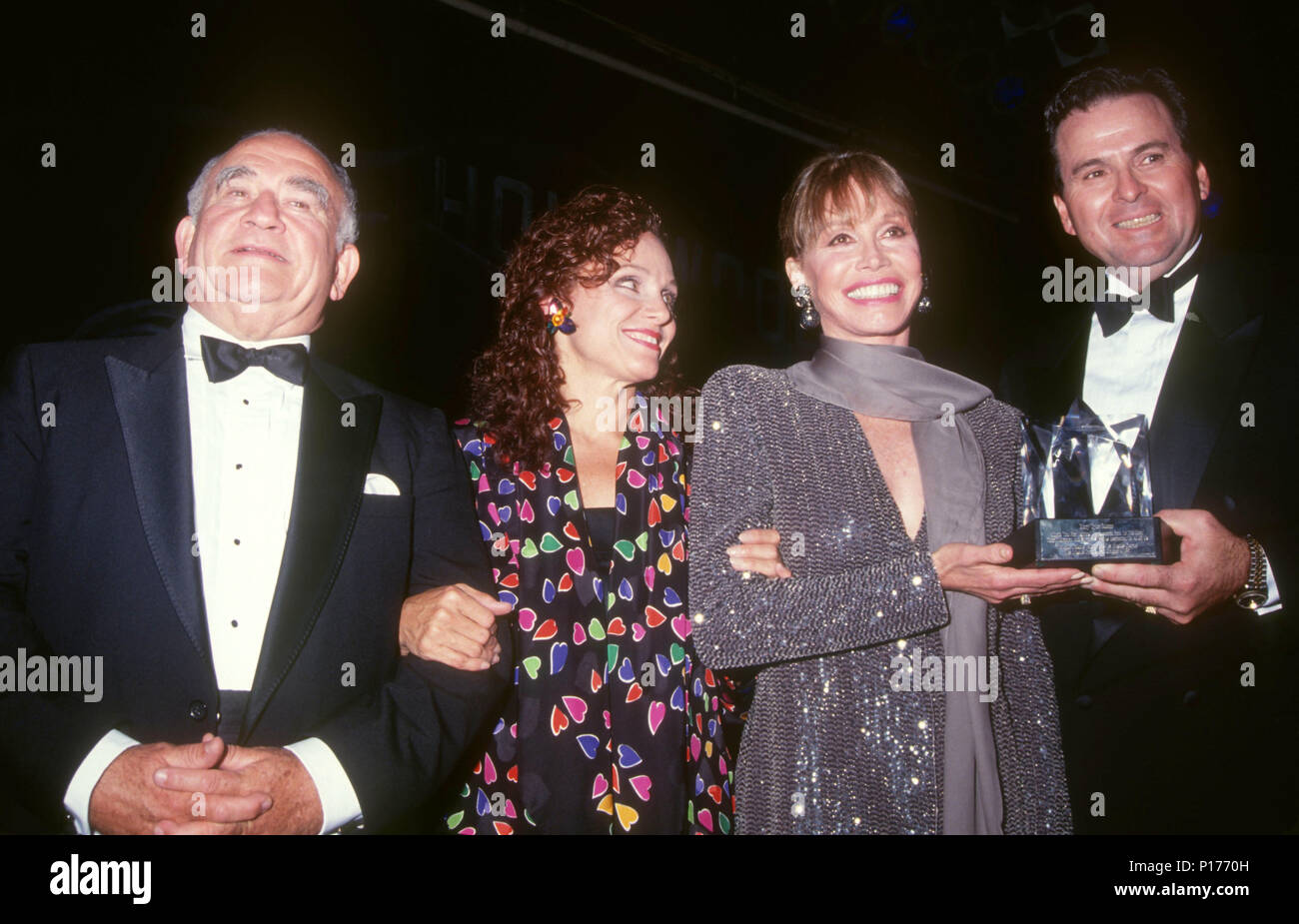 BEVERLY HILLS, Ca - 04 Oktober: (L-R) Schauspieler Ed Asner, Schauspielerin Valerie Harper, Schauspielerin/honoree Mary Tyler Moore und Schauspieler Stuart Damon nehmen an der Los Angeles Kapitel Juvenile Diabetes Research Foundation International präsentiert den ersten jährlichen Versprechen Ball am 4. Oktober 1991 im Beverly Hilton Hotel in Beverly Hills, Kalifornien. Foto von Barry King/Alamy Stock Foto Stockfoto