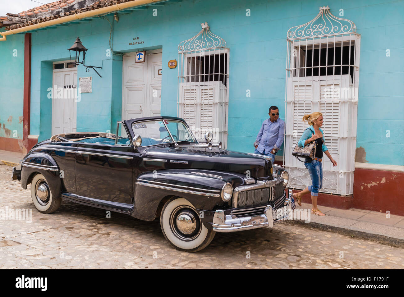 Ein Jahrgang 1948 American Mercury Acht arbeiten als ein Taxi in die UNESCO-Weltkulturerbe Stadt Trinidad, Kuba. Stockfoto