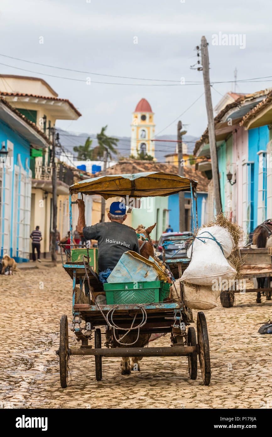 Ein Pferdefuhrwerk lokal bekannt als Coche in der UNESCO Weltkulturerbe Stadt Trinidad, Kuba. Stockfoto