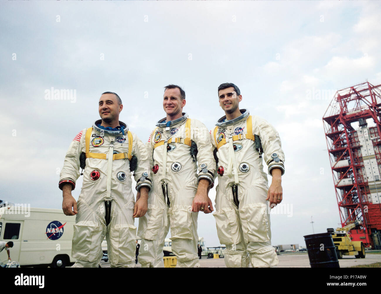 Die Crew von Apollo 1, Virgil ICH (GUS) Grissom, Edward H. Weiß, II, und Roger B. Chaffee, während der Ausbildung in Florida. Am 27. Januar 1967, die Mannschaft wurde getötet, als ein Feuer in der Kapsel während der Prüfung ausbrach. Apollo 1 wurde ursprünglich als - 204 benannt, sondern nach dem Brand, Witwen der Astronauten beantragt, dass die Mission erinnern, als Apollo 1 und folgenden Missionen nach dem Flug, dass Sie niemals in den Raum gestellt, gezählt werden würde. Stockfoto